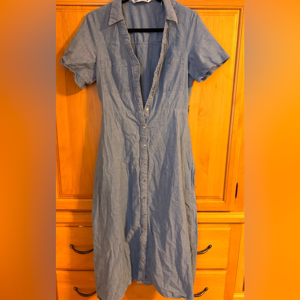 Women's Blue Button-Down Dress. Denim like. From
Zara. Size medium. Worn once.